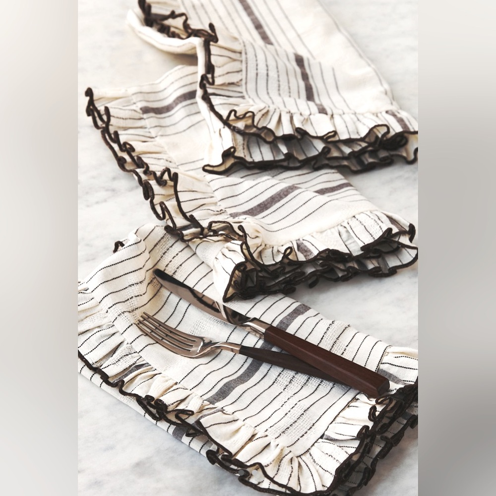 NWT 🏷️ Anthropologie Tully Ruffle Trim Napkins